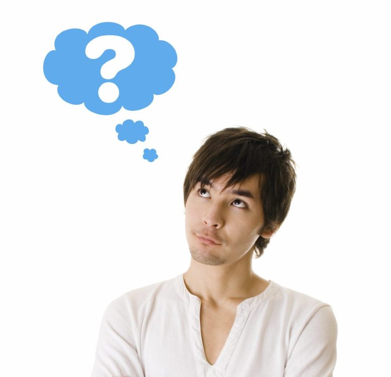 Joven con un signo de interrogación en el pensamiento 