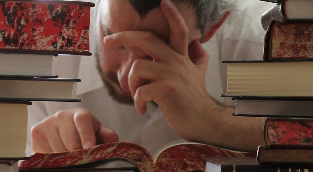 Joven estudiando estresado Joven estudiando estresado