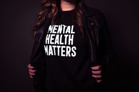 Una persona lleva una camiseta negra con el texto "Mental Health Matters".