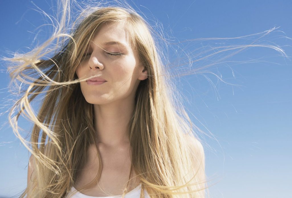 Chica joven meditando