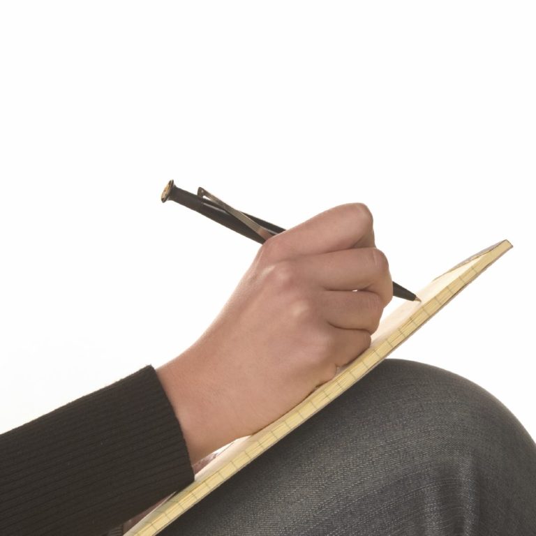Hombre escribiendo en un formulario de contacto
